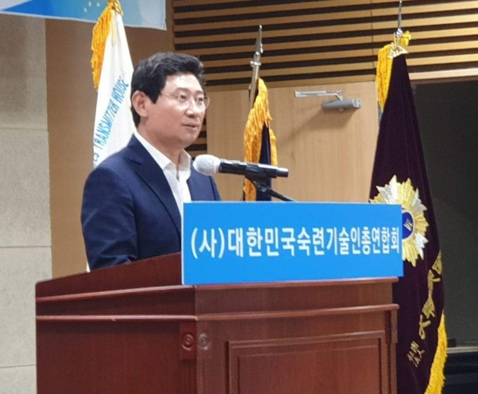 이상일 용인특례시장 당선인은 서울 용산 대통령실에서 이진복 정무수석, 강승규 시민사회수석, 한오섭 국정상황실장 등을 만나 용인 발전을 위한 대통령실의 지원과 협조를 요청했다. 사진은 지난 17일 성남 잡월드에서 열린 숙련기술인총연합회 행사에 참석 중인 이상일 당선인. (사진=이상일 용인특례시장 당선인 페이스북)