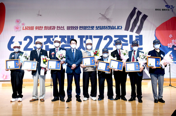 파주시는 지난 25일 ‘6.25전쟁 제72주년’을 맞아 시민회관 대공연장에서 최종환 시장을 비롯한 6.25참전용사와 군인, 학생 등 400여 명이 참석한 가운데 기념 행사를 개최했다. (사진제공=피주시청)