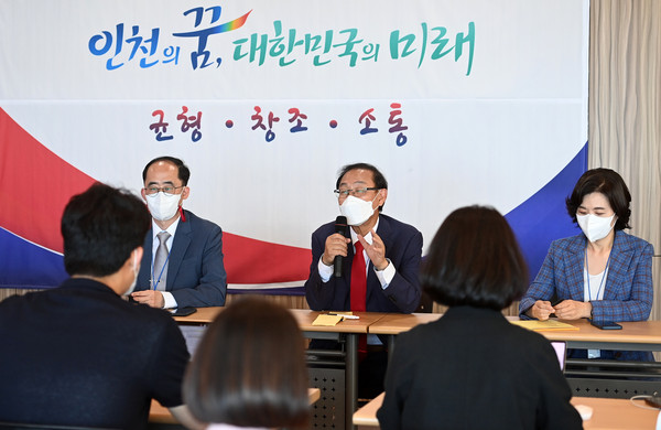 26일 유정복 민선8기 인천시장직 인수위원회에 따르면 최근 인천의료원을 방문해 의료 관계자들과 간담회를 열었다. (사진제공=유정복 인천시장직 인수위)