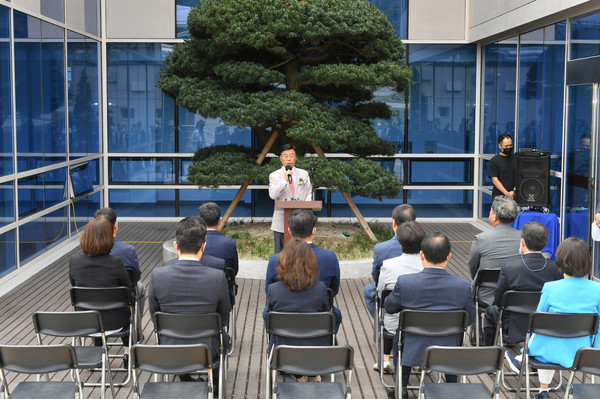 성남시 시장직 인수위원회는 27일 인수위원회 대회의실에서 인수위원 전원이 참석한 가운데 신상진 당선인에게 공약사업을 검토하는 총괄회의를 가졌다. (사진제공=신상진당선인인수위)