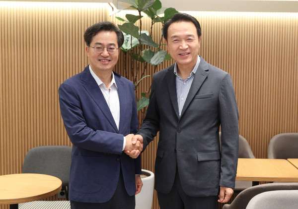 김동연 경기도지사 당선인과 임태희 경기도교육감 당선인이 29일 오전 8시 수원시 한 커피점에서 경기도 교육 현안 해결을 위해 함께 힘을 모아 나가기로 했다. (사진제공=경기도지사직 인수위)