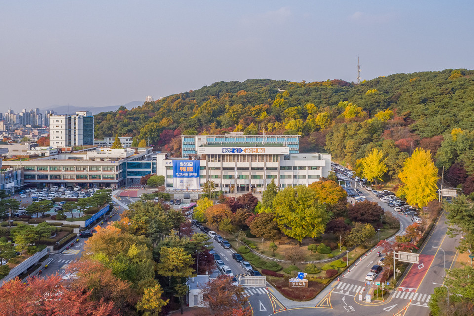 민선 8기 경기도지사직 인수위가 옛 경기도청사를 ‘따뜻한 혁신파크(가칭)’로 조성한다는 청사진을 밝혔다. 사진은 옛 경기도청 전경. (사진제공=경기도청)