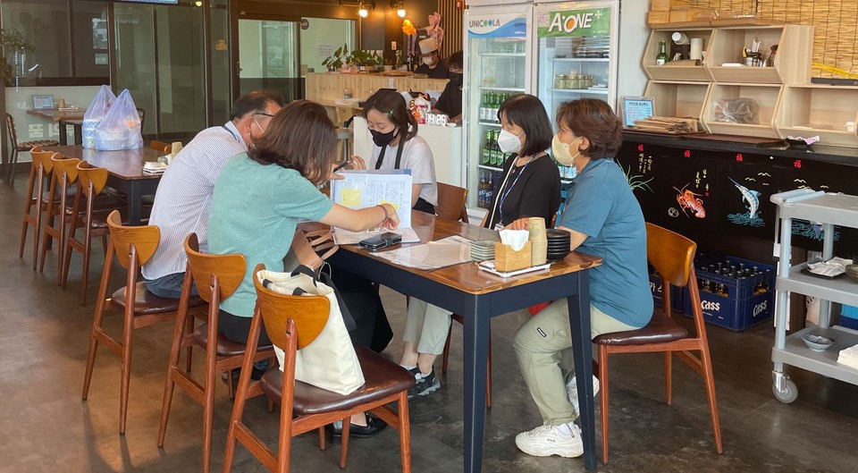 용인시가 바다 먹거리 안전에 대한 시민들의 우려를 불식시키기 위해 원산지 표시 특별단속을 진행한 결과 2건의 가벼운 위반 사례만 나타났다. (사진제공=용인시청)