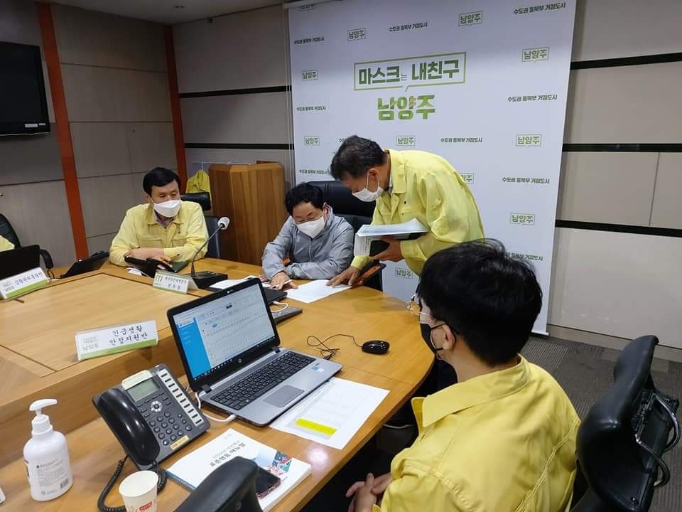 주광덕 당선인이 30일 오후 남양주시청 재난상황실에 들려 관내 빗물배수펌프장 8개소 정상 가동상황과 피해상황 등을 점검하고 당직자를 격려하고 있다. (사진=주광덕 남영주시장 당선인 페이스북)