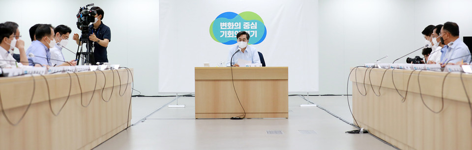 김동연 경기도지사가 취임 후 첫 결재로 ‘비상경제 대응 민생안정 종합계획’에 서명한 데 이어 4일 개최된 민선8기 첫 간부회의에선 공무원을 대상으로 한 1호 지시로 ‘민생대책특별위원회’ 구성을 주문하며 민생 회복에 대한 강한 의지를 밝혔다. (사진제공=경기도청)