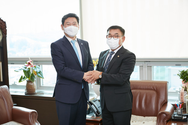이상일 용인시장(왼쪽)이 4일 윤원균 용인시의회 의장과 티타임이 끝난 뒤 기념촬영을 하고 있다. (사진제공=용인시청)