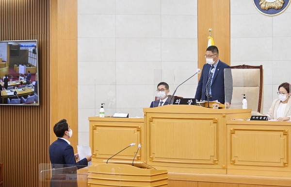 ‘민선8기’ 임기 2년(전반기)의 수장(首長)을 맡은 파주시의회 이성철 의장에게 즉각 사퇴하라는 주장이 제기됐다. 사진은 손성익 의원이 발언대에 올라 단상의 이성철 의장을 바라보며 강력 성토하고 있는 모습. (사진제공=손성익 의원)