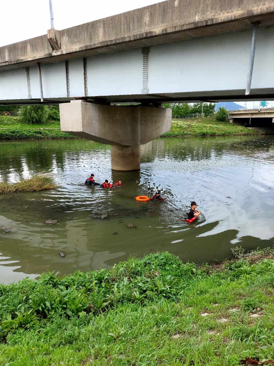 7일 오후 1시32분께 인천과 부천시 삼정동의 경계지점 인근인 굴포천서 30대 남성이 물에 빠져 숨지는 사고가 나 경찰이 수사 중이다. (사진제공=경기도소방재난본부)