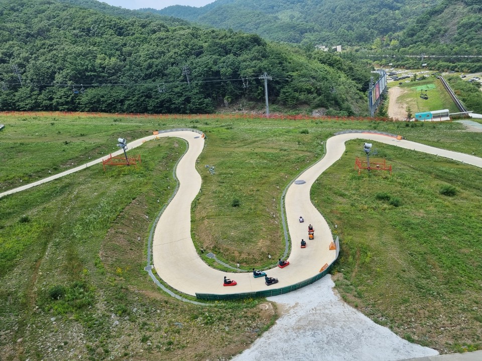 더운 날씨를 보인 9일 낮 12시40분께 광주시 소재 곤지암리조트에서 많은 사람들이 1인용 썰매인 ‘루지’를 타고 곡선 트랙을 내려가고 있다. (사진=김광섭 기자)