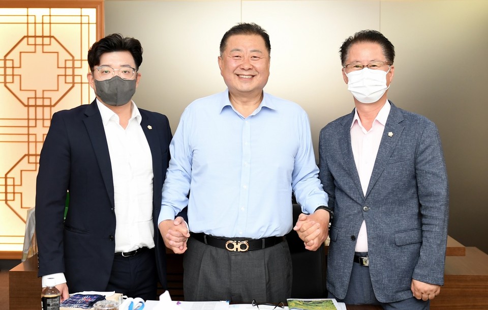김경일 파주시장은 시의회가 전반기 의장 선출 문제로 촉발된 갈등으로 ‘원구성’과 ‘의사일정’을 잡지 못해 ‘허송세월’하고 있는 것과 관련, 여야 원내대표와 초당적인 협력 방안을 모색키 위해 간담회를 가졌다. (사진제공=파주시청)
