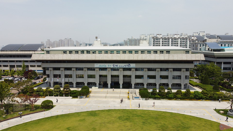인천시는 정부 지원기준에 부적합한 위기사유 발생 가구 및 저소득층 빈곤가구의 선정기준을 대폭 완화하는 ‘시민 안심복지사업’을 적극 추진한다.  사진은 인천시청 전경. (사진=중앙신문DB)