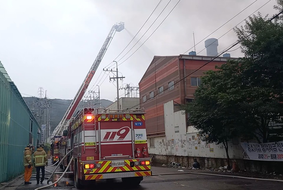13일 오전 5시7분께 안산시 상록구 팔곡이동의 한 공장에서 불이 나 약 3시간18분 만에 꺼졌다. (사진제공=경기도소방재난본부)