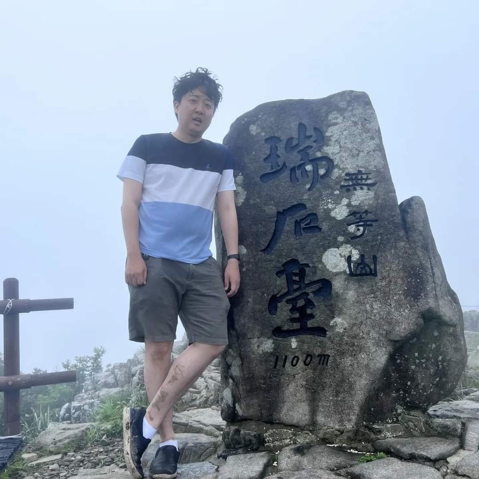 국민의힘 윤리위원회의 당원권 6개월 정지 징계 처분을 받은 후 줄곧 잠행을 이어오던 이준석 국민의힘 대표가 잠행 5일 만인 13일 오전 광주 무등산 정상 인증샷으로 근황을 전했다. (사진=이준석 국민의힘 대표 페이스북)