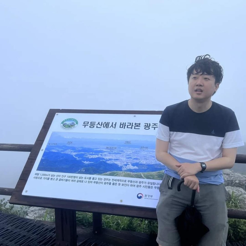 국민의힘 윤리위원회의 당원권 6개월 정지 징계 처분을 받은 후 줄곧 잠행을 이어오던 이준석 국민의힘 대표가 잠행 5일 만인 13일 오전 광주 무등산 정상 인증샷으로 근황을 전했다. (사진=이준석 국민의힘 대표 페이스북)
