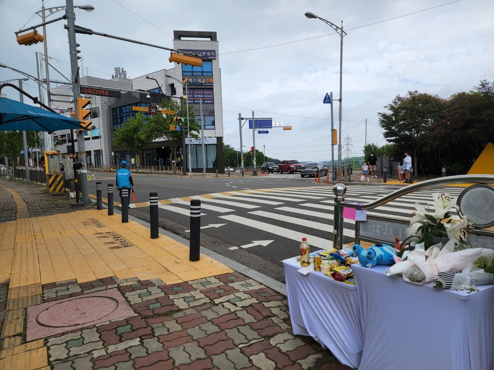평택시의 초등학교 앞 횡단보도에서 초등학생을 치어 숨지게 한 50대 포클레인 운전자 A씨에 대해 경찰이 구속영장을 신청했다. 사진은 8일 오전 9시께 사고지점에 꽃다발, 인형, 음료수, 과자, 손편지 등 숨진 초등학생의 추모 물결이 이어지고 있다. (사진=김종대 기자)