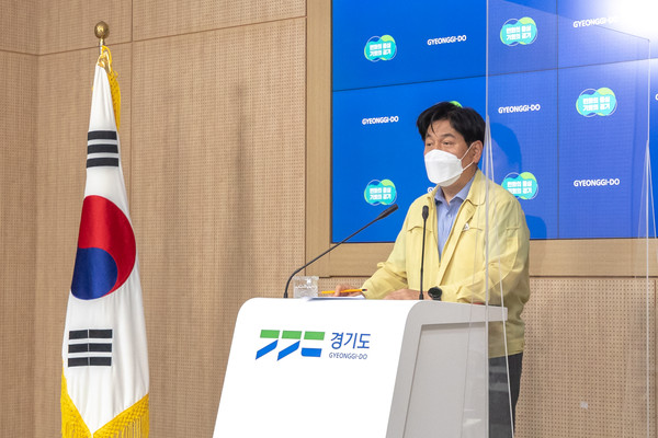 14일 오후 경기도청 브리핑룸에서 류영철 보건건강국장이 코로나19 대응 관련 경기도 기자회견을 하고 있다. (사진제공=경기도청)