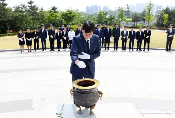 이민근 안산시장은 14일 경기도선거관리위원회의 6.1지방선거 안산시장 선거 투표지 검증(재검표) 결과 11만9773표를 얻어 제종길 후보를 179표 차이로 이기고 당선이 확인됐다. 사진은 지난 6월 3일 안산시장 당선 첫행보로 현충탑에 참배하는 모습. (사진=이민근 안산시장 페이스북)<br>