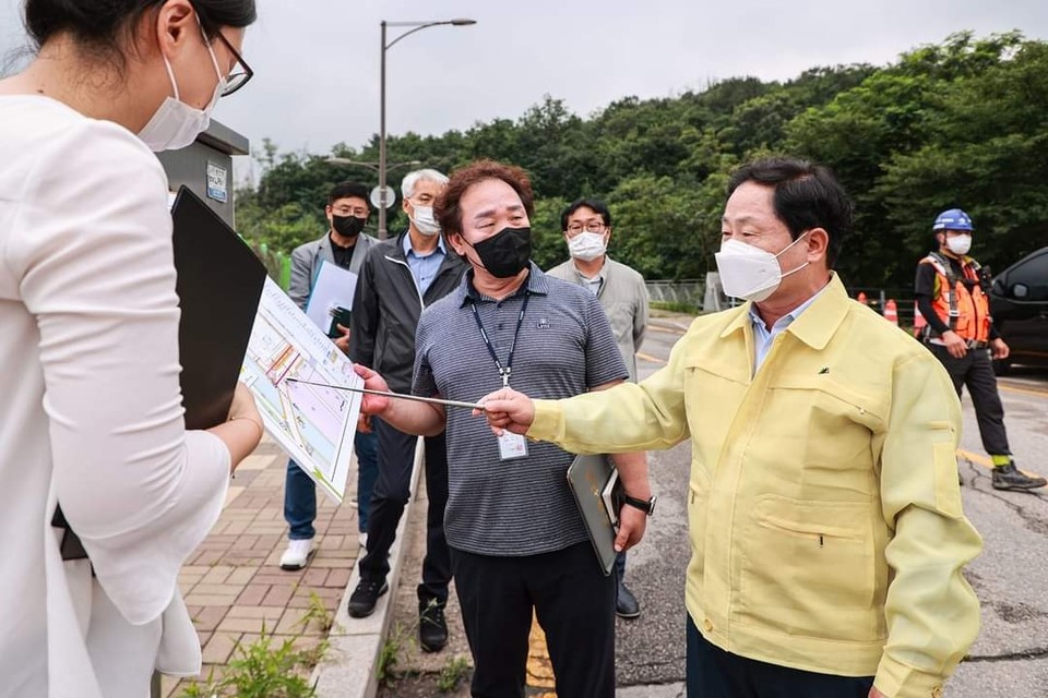 주광덕 남양주시장이 시청 간부 공무원 뇌물수수 사건과 관련, 참담한 심정이라며 시민들에게 사과했다. 사진은 별내동 물류창고 백지화 공약 이행을 위한 현장 점검 중인 주광덕 시장. (사진=주광덕 남양주시장 페이스북)