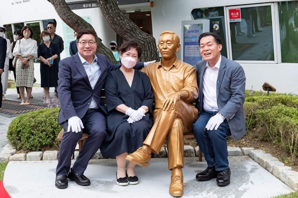 이재준 수원특례시장이 16일 열린 고(故) 심재덕 전 수원시장의 동상(좌상) 제막식 소식을 알렸다. 사진은 미망인 선정선 심재덕기념사업회 이사장(가운데)과 이재준 수원시장(오른쪽), 염태영 전 수원시장(왼쪽). (사진=이재준 수원특례시장 페이스북)