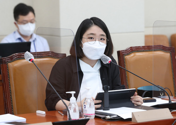지난 5년 동안 산재로 인정된 자살 사망자가 473명이나 되는 것으로 나타나는 등 은폐된 자살 산재까지 합치면 더 많을 것이란 주장이 제기됐다. 사진은 용혜인 의원. (사진=중앙신문DB)