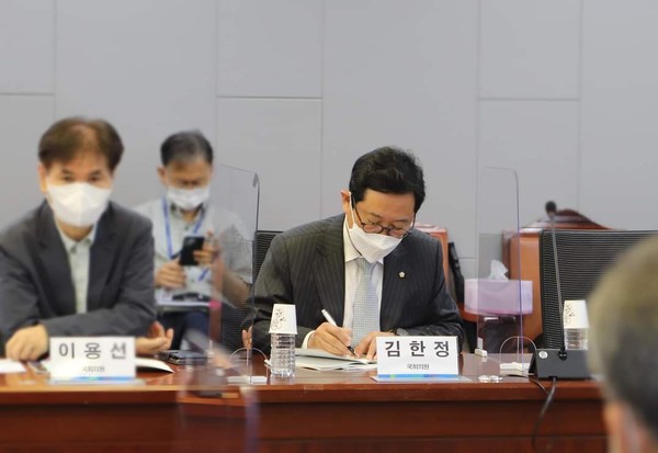 장기간 거래 없는 계좌에 대한 관리감독을 강화해야 한다는 주장이 나왔다. 사진은 김한정 의원. (사진= 김한정 의원 페이스북)