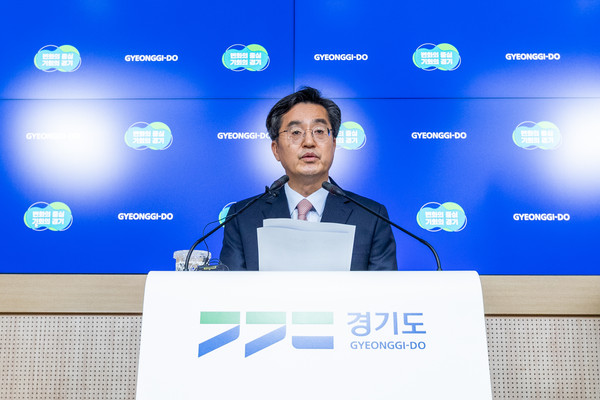 19일 오후 도청 브리핑룸에서 김동연 도지사가 민선 8기 첫 조직개편 조례 공포 등에 관련해 기자회견을 하고 있다. (사진제공=경기도청)