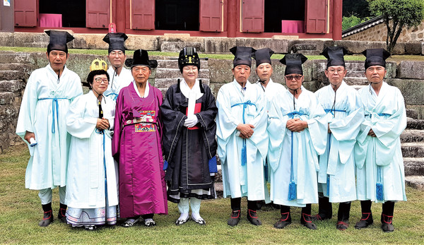 김경희 이천시장이 19일 이천향교에서 고유례를 봉행한 후 기념 촬영을 하고 있다. (사진=송석원 기자)