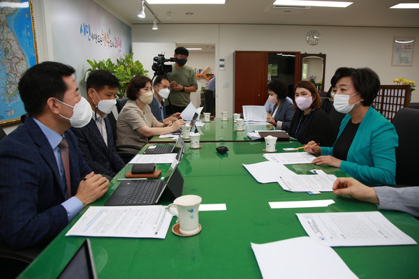 20일 과천시에 따르면, 신계용 과천시장은 안양과천교육지원청 김경관 교육장과 시청 집무실에서 만나 단설중학교 추가 신설에 합의 했다. (우)신계용 과천시장 (좌)김경관 안양과천교육지원청 교육장. (사진제공=과천시청)