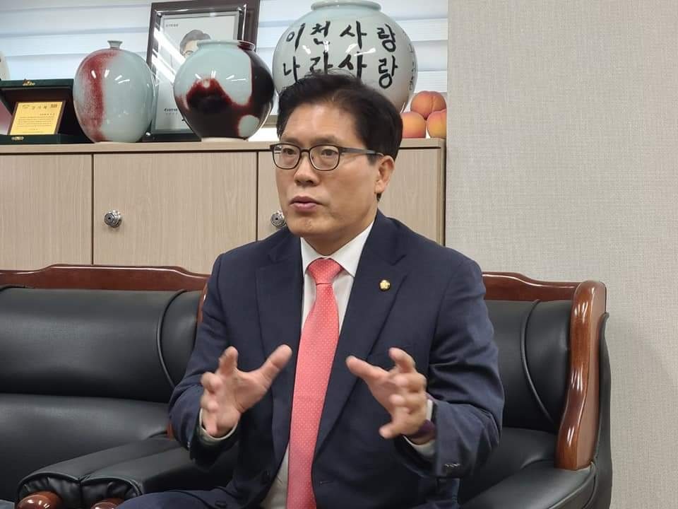 송석준 국민의힘 국회의원(이천시)은 “여야 모두가 온힘을 민생회복을 위해 모아도 부족한 마당에 민주당 원내대표 연설을 통해 선전선동 행위를 일삼는 것은 너무도 무책임한 행위”라며 “거짓 선전선동과 가짜뉴스로 국민들을 호도하려는 시도를 즉각 중단하라”고 밝혔다. (사진=송석준 국회의원 페이스북)
