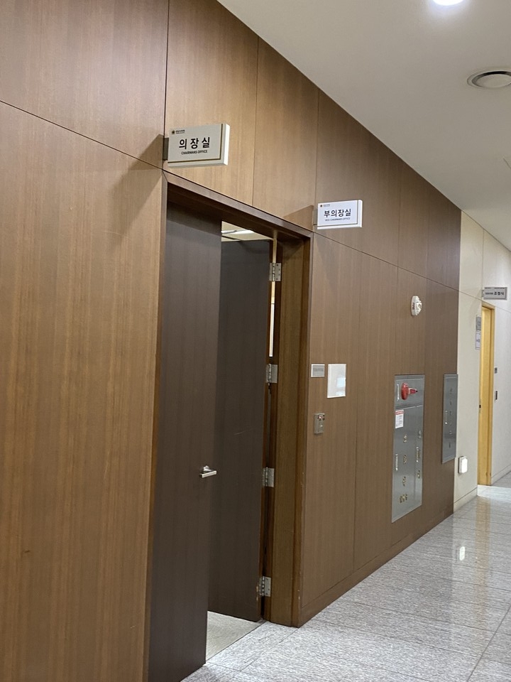 검찰이 21일 제9대 성남시의회 의장 선출 과정에서 금품이 오갔다는 고소장을 접수 받고 의장실과 의장 자택 등을 전격 압수수색했다. (사진=장은기 기자)