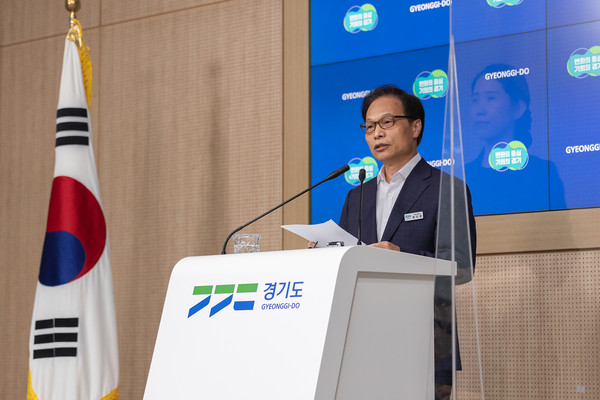 21일 오전 경기도청 브리핑룸에서 류인권 경기도 기획조정실장이 비상경제 대응 긴급 추경편성안에 대한 기자회견을 하고 있다. (사진제공=경기도청)