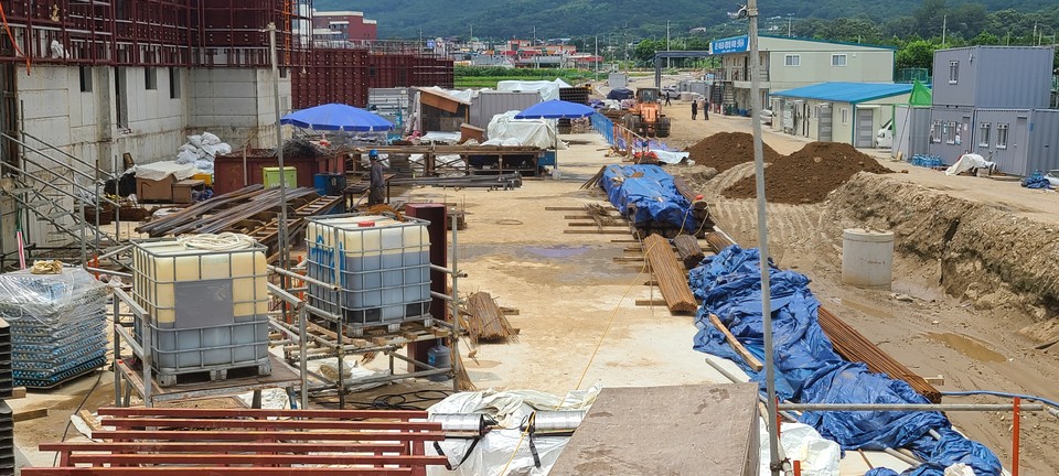 포천지역 내 한 아파트 시공현장에서 장마에 노출돼 시뻘겋게 녹슨 철근이 사용돼 논란이다. 20일 오후 현장에 쌓여진 이 녹슨 철근들은 일부 골조(기둥)와 슬라브에도 사용될 예정이다. (사진=김성운 기자)
