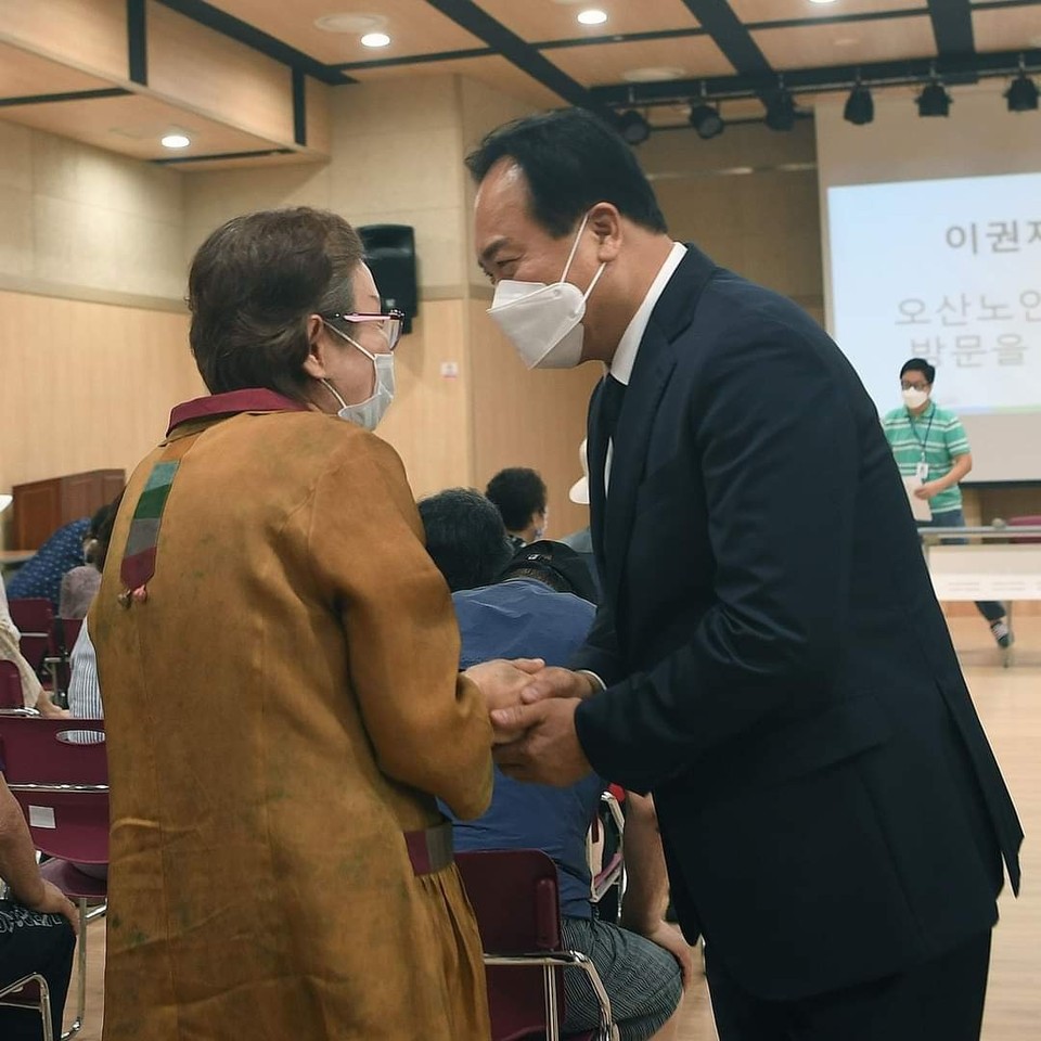 이권재 오산시장이 오산노인종합복지관을 찾은 자리에서, 지역의 어르신들을 위해 다양한 노인복지시책을 준비하겠다고 밝혔다. 사진은 어른신들께 인사하고 있는 이권재 시장. (사진=이권재 오산시장 페이스북)