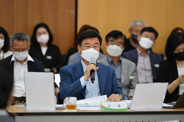신상진 성남시장이 26일 시청 한누리실에서 열린 민선 8기 첫 확대간부회의에서 인사말을 하고 있다. (사진제공=성남시청)