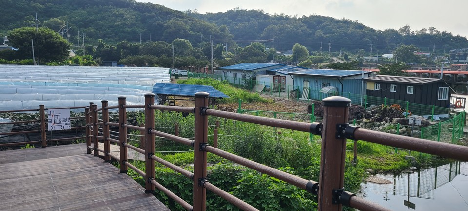포천시가 약 10억원의 예산을 들여 조성한 ‘우금저수지 둘레길’이 개인 사유지에 가로막히면서 당초 사업 검토가 충분하지 못했던 것 아니냐는 지적이 나온다. (사진=김성운 기자)
