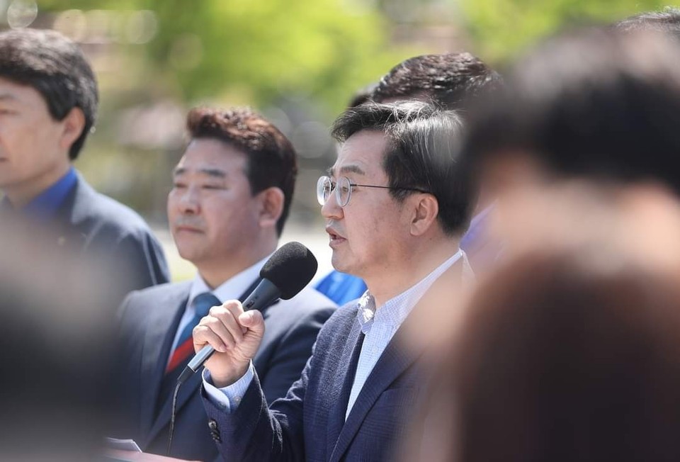 김동연 경기지사가 후보 시절인 지난 5월15일 경기도 북부청 앞 광장에서 가진 기자회견에서 “경기북부 특별자치도를 추진하겠다”는 공약을 발표하고 있다. (사진=김동연 경기도지사 페이스북)