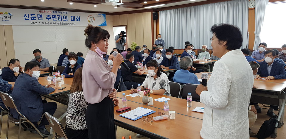 27일 신둔면행정복지센터에서 개최된 ‘신둔면 주민과의 대화’서 행사용 무선마이크가 갑자기 말썽을 일으키자, 김경희 시장이 마이크를 직접 들고 행사장을 누비는 기지를 발휘하면서 행사가 진행되고 있다. (사진=송석원 기자)