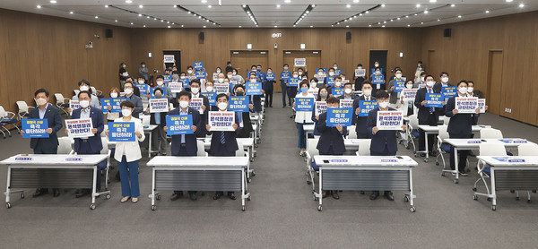 경기도의회 교섭단체 더불어민주당은 28일 오전 의원총회 개최 전 대회의실에서 경기도의회 원구성 촉구 및 윤석열 정부의 경찰국 신설 규탄 결의대회를 가졌다.  (사진제공=경기도의회)