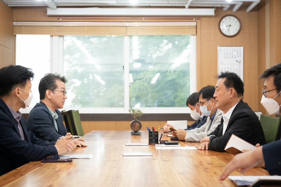 수도권정비법에 따라 40년 동안 받아온 자연보전권역 내 공장 신·증설 규제가 여주시의 지속적인 건의로 다소 개선될 전망이다. 사진은 지난 21일 있었던 SK하이닉스 대외협력부사장과 간담회 모습. (사진=이충우 여주시장 페이스북)