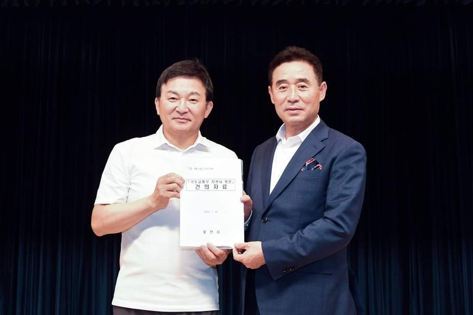 백영현 포천시장이, 원희룡 국토부 장관을 만나 ‘포천~철원 고속도로 연장사업’과 ‘GTX-E 노선’ 조기 추진 등 포천 현안사업의 적극추진을 건의했다. (사진=백영현 포천시장 페이스북)