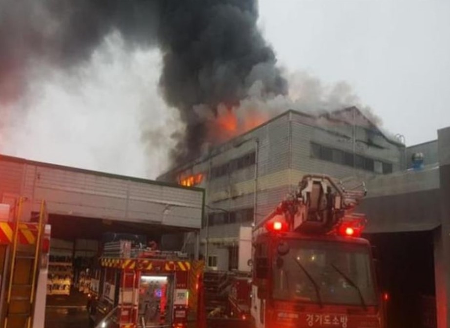 1일 오전 5시38분께 평택시 칠괴동에 있는 산업단지 내 자동차 내부 공조 케이스 제조 공장에서 불이 나 출동한 소방관들에 의해 약 3시간30분 만에 꺼졌다. (사진제공=경기도소방재난본부)