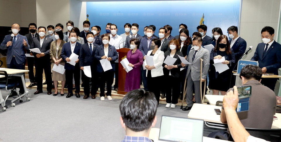 경기도의회 더불어민주당 소속 초선의원들은 1일 국민의힘 초선의원들을 향해 “함께 일하고 싶다”며 8월 임시회 개최 동참을 촉구하고 있다. (사진제공=경기도의회 더불어민주당)