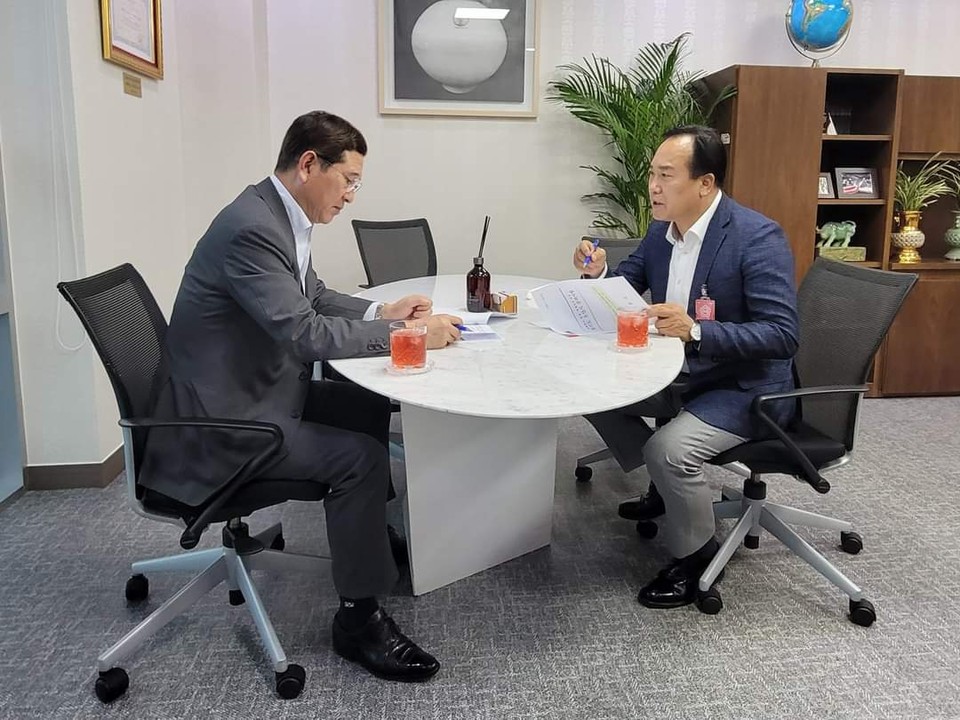 이권재 오산시장이 시급한 세교2지구 광역교통 개선대책을 위해 국회 국토교통위원회 김학용 의원을 방문하는 등 동분서주하고 있다. (사진=이권재 오산시장 페이스북)