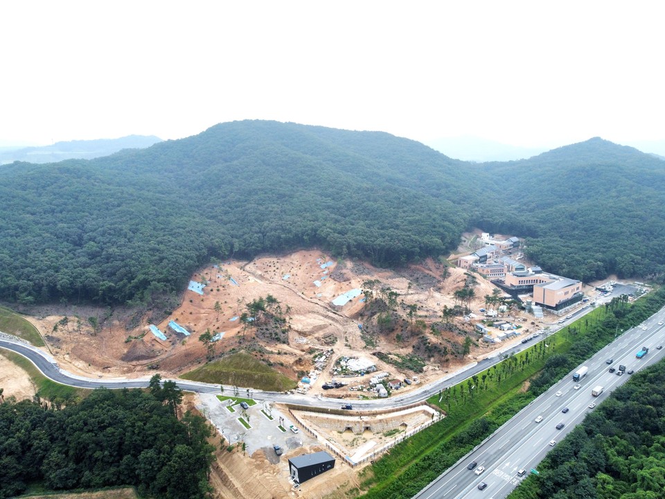 3일 찾아간 여주 상거동 영동고속도로 변에 위치한 ‘경기 반려동물테마파크’가 서서히 그 모습을 드러내고 있다. (사진=김광섭 기자)