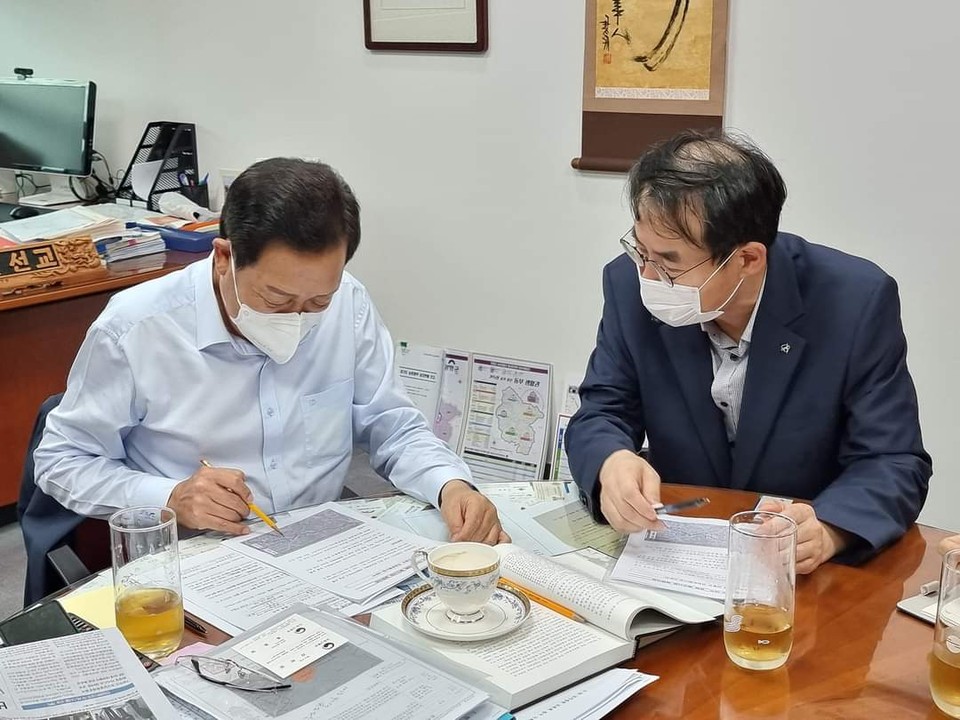 김선교 국회의원(국민의힘, 여주·양평)이 5일 국토부 철도국장에게 여주와 양평의 철도 현안에 대해 보고 받고 있다. (사진=김선교 국회의원 페이스북)