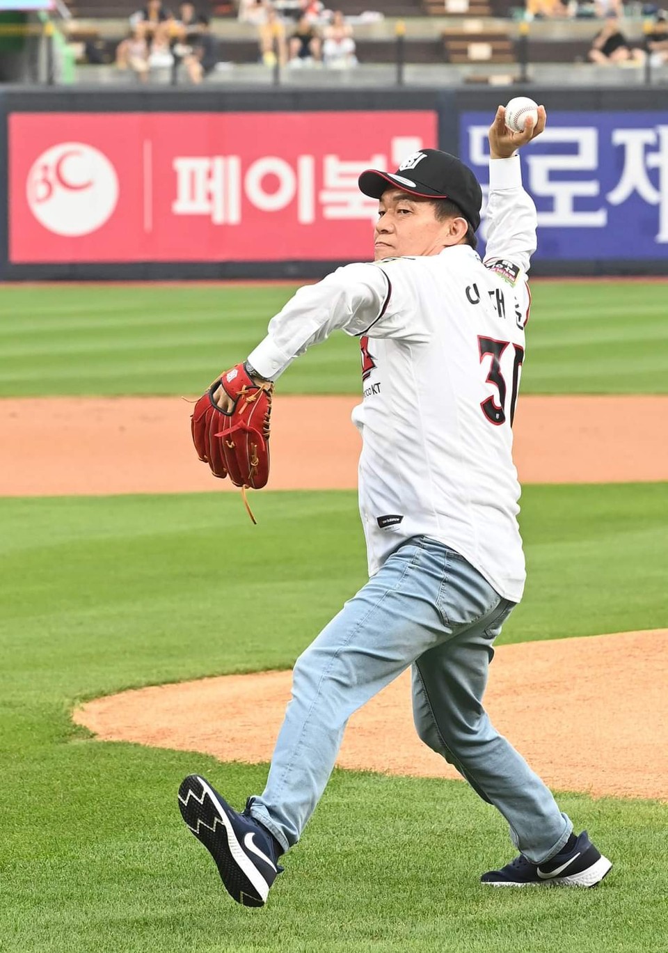 이재준 수원시장이 6일 오후 수원시 조원동 KT 위즈파크에서 열린 ‘2022 KBO리그’ KT 위즈와 한화 이글스 경기에 앞서 시구하고 있다. (사진=이재준 수원특례시장 페이스북)