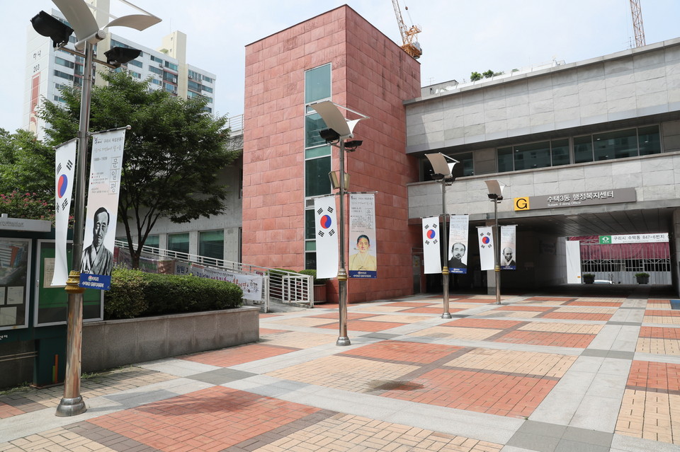 구리시 수택3동이 오는 15일 제77회 광복절을 앞두고 독립 운동가들의 추모 배너기를 게양했다. (사진제공=구리시 수택3동)