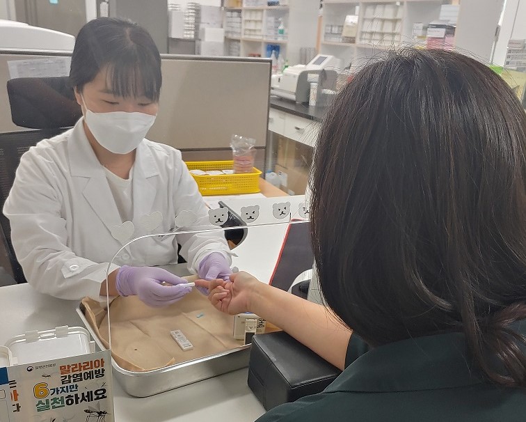 파주시보건소가 5월~10월 발생해 잠복기가 7일에서 최대 1년까지나 되는 말라리아 퇴치를 위해 무료 검사를 실시하고 있다. (사진제공=파주시청)