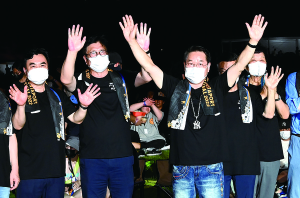유정복 인천광역시장  지난 5일 송도달빛축제공원에서 열린 ‘인천펜타포트락페스티벌 2022’에서 관객들에게 인사하고 있다. (사진제공=인천시청)