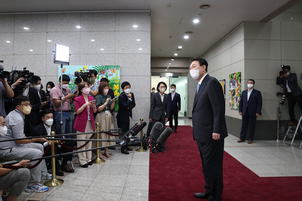 사진은 여름휴가를 마치고 업무에 복귀한 윤석열 대통령이 용산 대통령실 청사에서 기자들과 만나 약식 회견(도어스테핑)을 하고 있는 모습. (사진제공=대통령실)